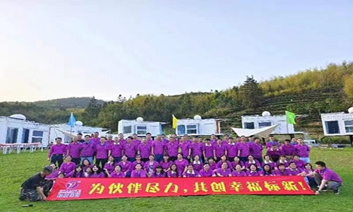 生活無解，團建撒野